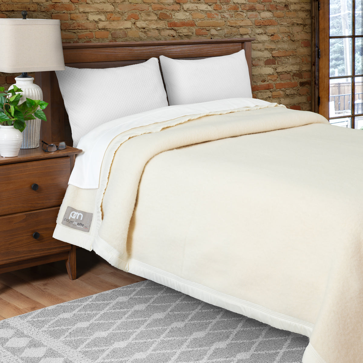 Aurora-wool-blanket-700gsm-natural-side-bed